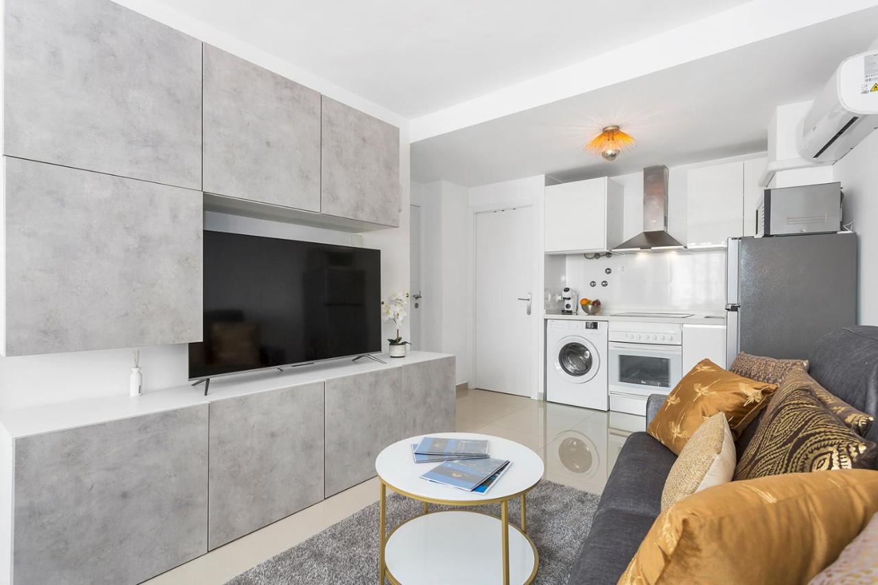 Reel Apartments- Walk To The Beach And Centre Торрев'єха Екстер'єр фото
