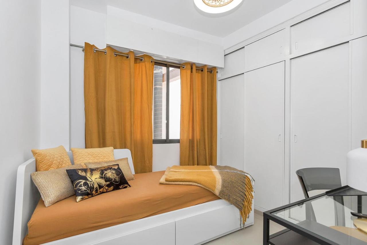 Reel Apartments- Walk To The Beach And Centre Торрев'єха Екстер'єр фото