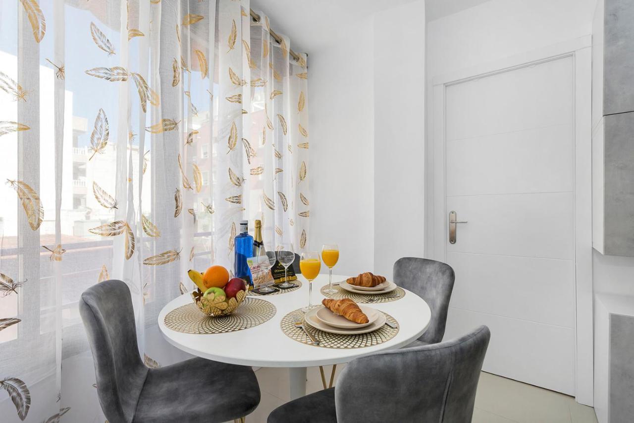 Reel Apartments- Walk To The Beach And Centre Торрев'єха Екстер'єр фото